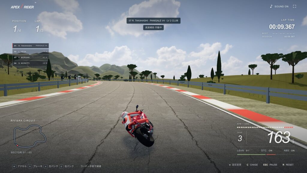 Riviera Circuitを走行中の画面。Panigale V4がバンク角51度で右コーナーへ入り、右下に時速163km・3速、左上に順位1位とラップ表示、中央上部に減速補助作動中の表示