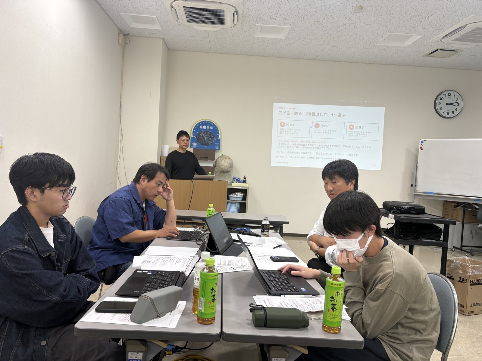 学生と事業者が班でGeminiを使って案を出す様子