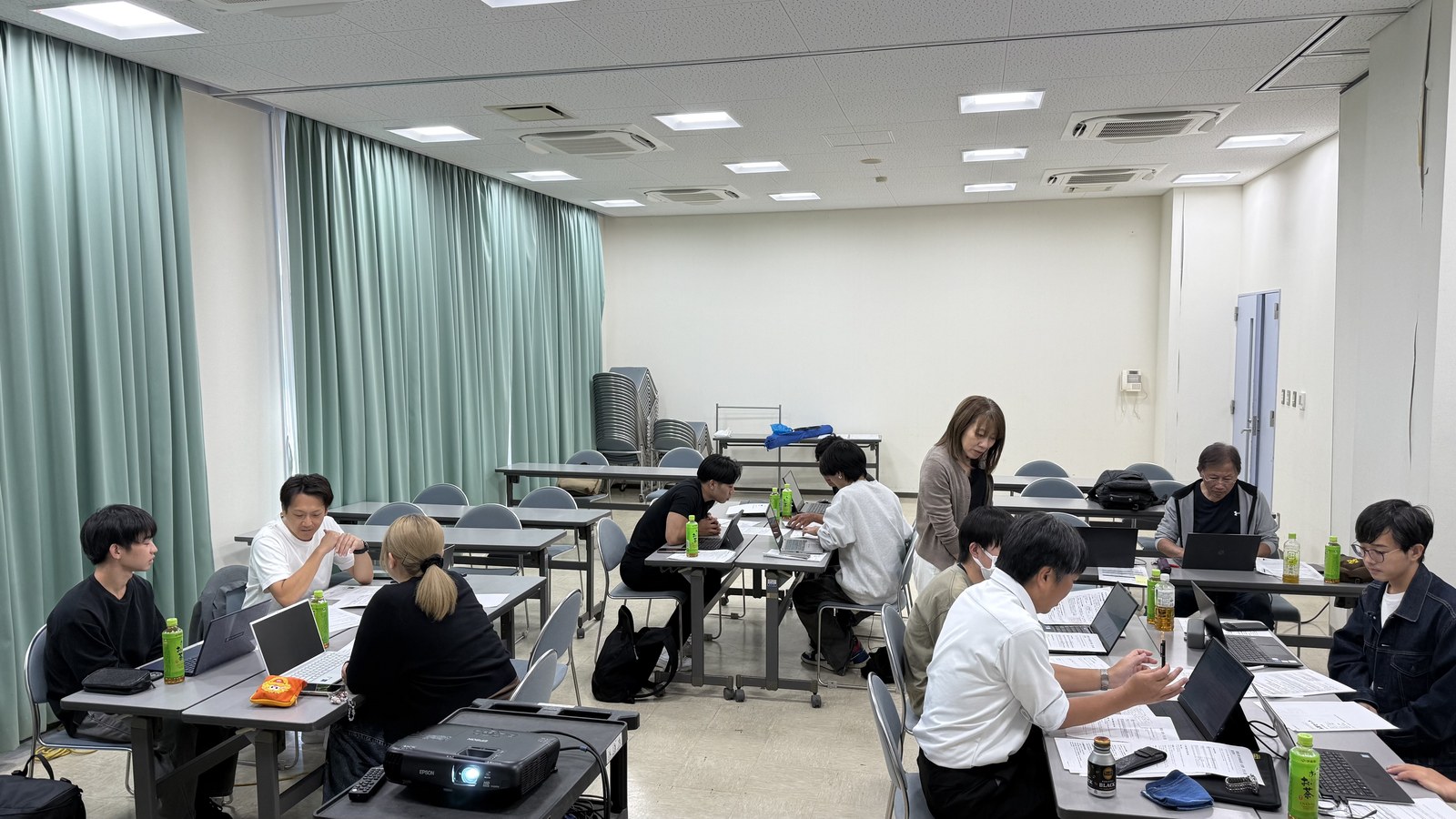 班ごとに分かれて作業する学生と事業者の皆さん